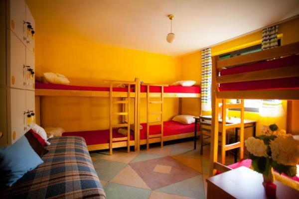 Hostel Six Pack *